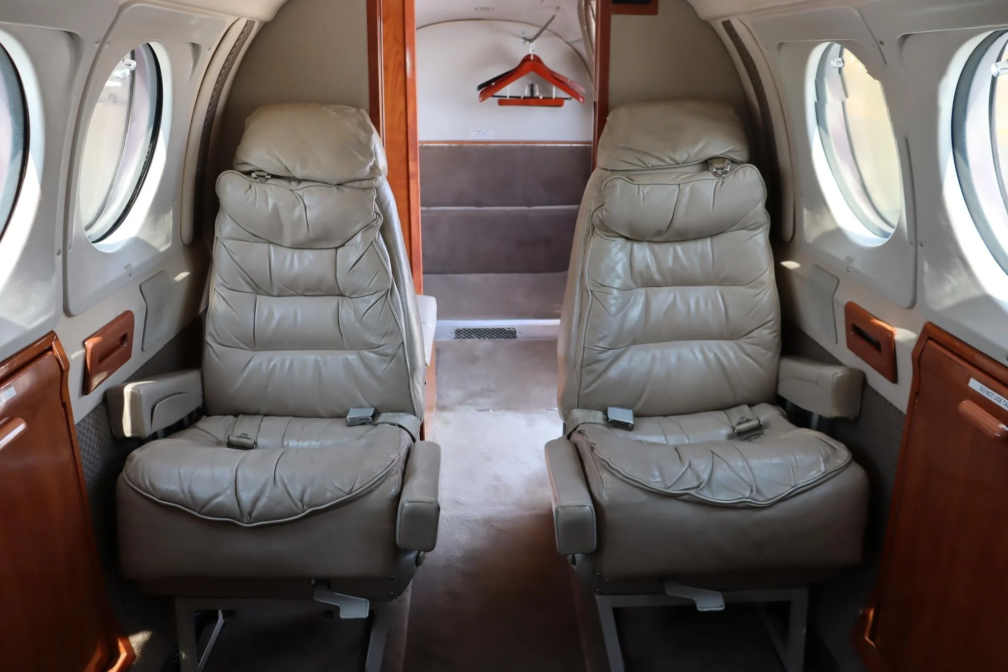 Bechacraft King Air 200 4 king cabine 2